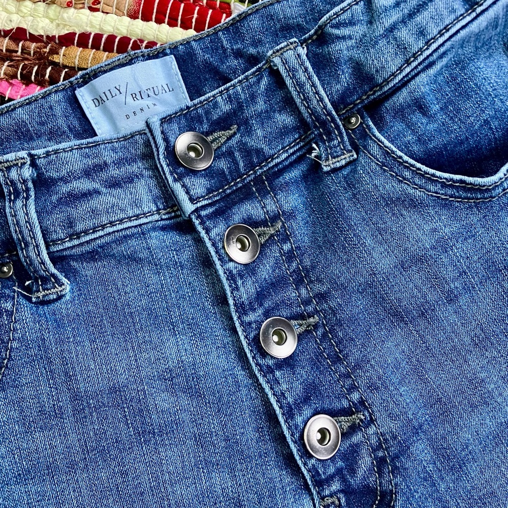 Daily Ritual ~ Straight Leg Cropped Jeans raw hem - Picture 4 of 8